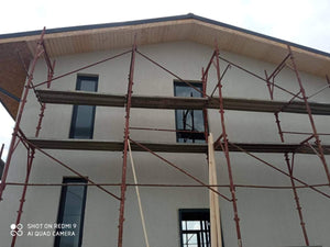 Montage d'une poutre en bois pour la maison en métal de 115 mètres carrés à Bucarest thumbnail