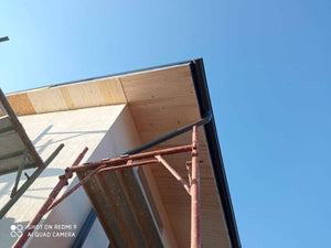 Montage d'une poutre en bois pour la maison en métal de 115 mètres carrés à Bucarest thumbnail