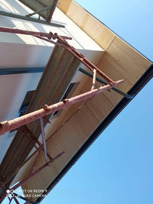 Montage d'une poutre en bois pour la maison en métal de 115 mètres carrés à Bucarest thumbnail