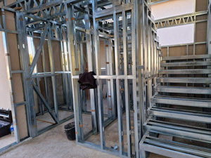 Montage d'un escalier métallique à 2 rampes avec palier et une plaque entre les niveaux thumbnail
