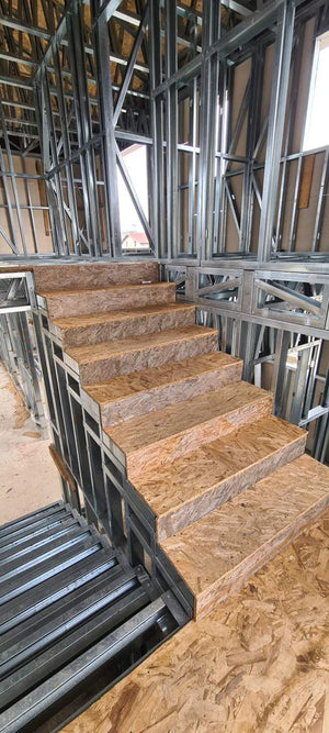 Montage d'un escalier métallique à 2 rampes avec palier et une plaque entre les niveaux thumbnail
