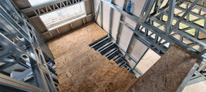 Montage d'un escalier métallique à 2 rampes avec palier et une plaque entre les niveaux thumbnail
