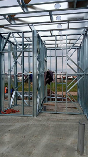 Montage structure métallique maison - murs rez-de-chaussée, escalier intérieur et plancher thumbnail
