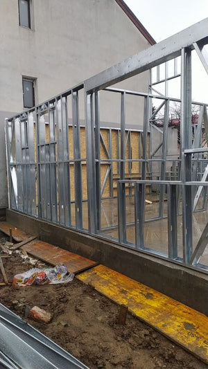 Montage structure métallique pour une maison à étages à Bucarest thumbnail