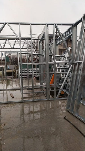 Montage structure métallique pour une maison à étages à Bucarest thumbnail