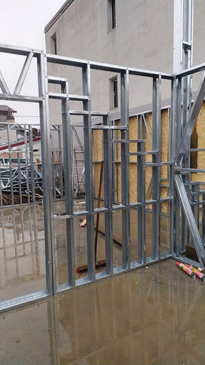 Montage structure métallique pour une maison à étages à Bucarest thumbnail