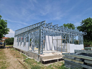 Installation de panneaux de fibrociment pour les murs et construction de la toiture d'une maison dans la commune de Snagov thumbnail