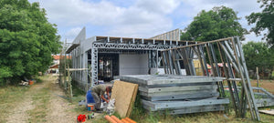 Installation de panneaux de fibrociment pour les murs et construction de la toiture d'une maison dans la commune de Snagov thumbnail