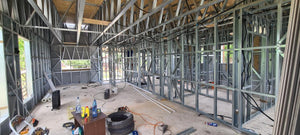 Installation de panneaux de fibrociment pour les murs et construction de la toiture d'une maison dans la commune de Snagov thumbnail