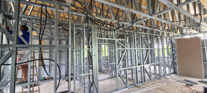 Installation de panneaux de fibrociment pour les murs et construction de la toiture d'une maison dans la commune de Snagov thumbnail