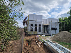 Installation de panneaux de fibrociment pour les murs et construction de la toiture d'une maison dans la commune de Snagov thumbnail