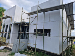 Installation de panneaux de fibrociment pour les murs et construction de la toiture d'une maison dans la commune de Snagov thumbnail
