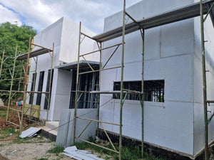Installation de panneaux de fibrociment pour les murs et construction de la toiture d'une maison dans la commune de Snagov thumbnail