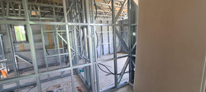 Installation de panneaux de fibrociment pour les murs et construction de la toiture d'une maison dans la commune de Snagov thumbnail