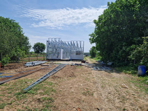 Installation de panneaux de fibrociment pour les murs et construction de la toiture d'une maison dans la commune de Snagov thumbnail