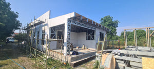 Installation de panneaux de fibrociment pour les murs et construction de la toiture d'une maison dans la commune de Snagov thumbnail