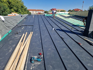 Installation de panneaux de fibrociment pour les murs et construction de la toiture d'une maison dans la commune de Snagov thumbnail