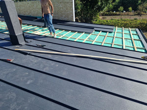 Installation de panneaux de fibrociment pour les murs et construction de la toiture d'une maison dans la commune de Snagov thumbnail