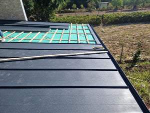 Installation de panneaux de fibrociment pour les murs et construction de la toiture d'une maison dans la commune de Snagov thumbnail