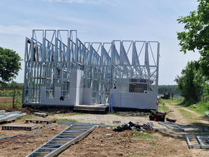 Installation de panneaux de fibrociment pour les murs et construction de la toiture d'une maison dans la commune de Snagov thumbnail