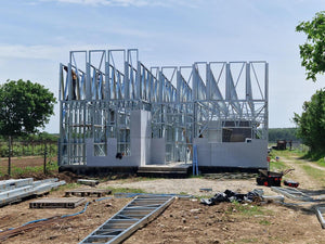 Installation de panneaux de fibrociment pour les murs et construction de la toiture d'une maison dans la commune de Snagov thumbnail