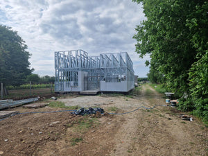 Installation de panneaux de fibrociment pour les murs et construction de la toiture d'une maison dans la commune de Snagov thumbnail