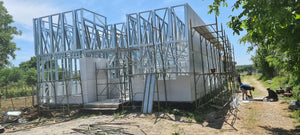 Installation de panneaux de fibrociment pour les murs et construction de la toiture d'une maison dans la commune de Snagov thumbnail