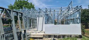 Installation de panneaux de fibrociment pour les murs et construction de la toiture d'une maison dans la commune de Snagov thumbnail