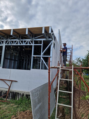 Installation de panneaux de fibrociment pour les murs et construction de la toiture d'une maison dans la commune de Snagov thumbnail