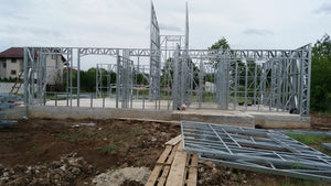 Montage de la structure métallique pour un projet de maison ignifuge à Saftica thumbnail