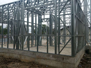Montage de la structure métallique pour un projet de maison ignifuge à Saftica thumbnail