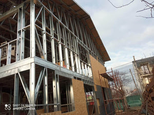 Montage de la structure des étages et du toit avec revêtement en OSB thumbnail