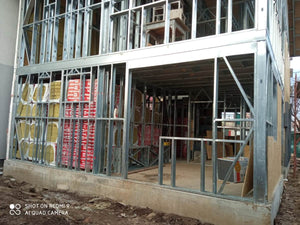 Montage de la structure des étages et du toit avec revêtement en OSB thumbnail