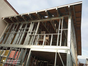 Montage de la structure des étages et du toit avec revêtement en OSB thumbnail
