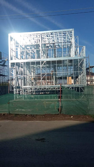 Montage de la structure métallique des étages pour une villa de style méditerranéen thumbnail