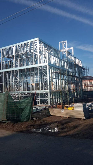 Montage de la structure métallique des étages pour une villa de style méditerranéen thumbnail