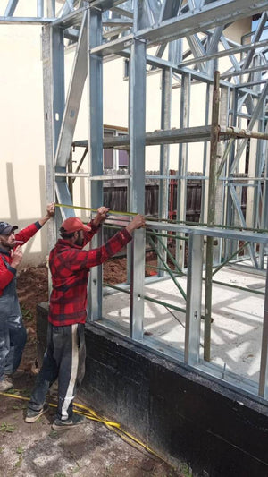 Montage de la structure métallique du toit pour une maison de plain-pied à Ilfov thumbnail