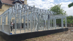 Montage de la structure métallique du toit pour une maison de plain-pied à Ilfov thumbnail