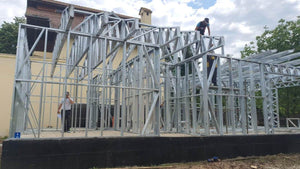 Montage de la structure métallique du toit pour une maison de plain-pied à Ilfov thumbnail