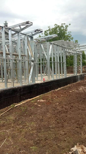 Montage de la structure métallique du toit pour une maison de plain-pied à Ilfov thumbnail