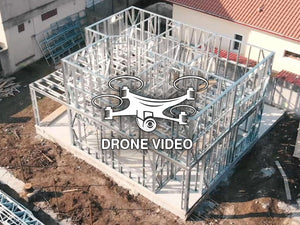 Prise de vue par drone du montage de la structure métallique pour la maison de 198 mètres carrés thumbnail