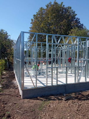 Montage de la structure métallique pour une maison de plain-pied de 84 mètres carrés à Sinesti thumbnail