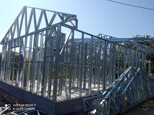Montage de la structure métallique pour une maison de plain-pied de 84 mètres carrés à Sinesti thumbnail