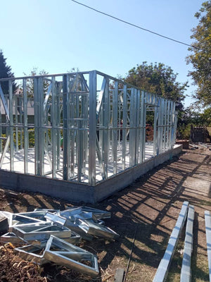 Montage de la structure métallique pour une maison de plain-pied de 84 mètres carrés à Sinesti thumbnail