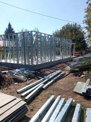 Montage de la structure métallique pour une maison de plain-pied de 84 mètres carrés à Sinesti thumbnail