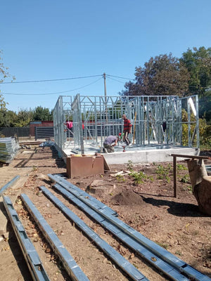 Montage de la structure métallique pour une maison de plain-pied de 84 mètres carrés à Sinesti thumbnail