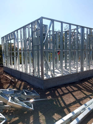 Montage de la structure métallique pour une maison de plain-pied de 84 mètres carrés à Sinesti thumbnail