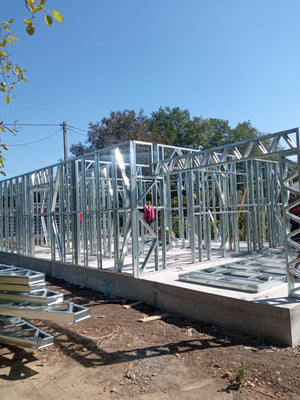 Montage de la structure métallique pour une maison de plain-pied de 84 mètres carrés à Sinesti thumbnail