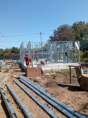 Montage de la structure métallique pour une maison de plain-pied de 84 mètres carrés à Sinesti thumbnail