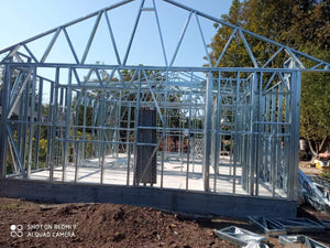 Montage de la structure métallique pour une maison de plain-pied de 84 mètres carrés à Sinesti thumbnail